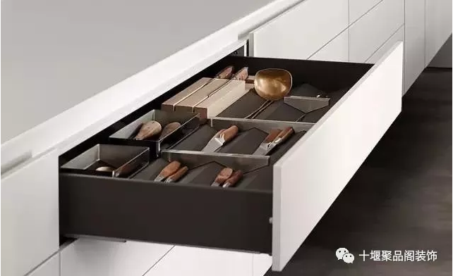 1535596429337541.png blob.png